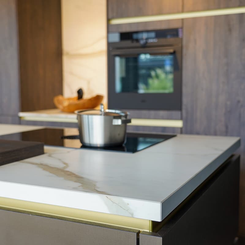 Keuken met een wit dekton keukenblad