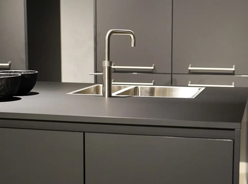 Zwarte keuken met kunststof werkblad