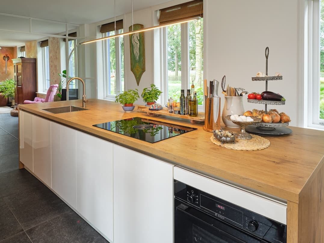 Witte keuken met houten werkblad