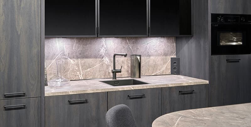 Houten keuken met beige werkblad