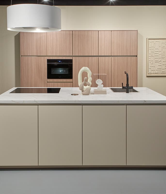 Japandi keuken met hout en beige kookeiland.jpg