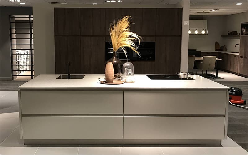 Witte-eilandkeuken-met-houten-kastenwand-van-Tulp-Keukens.jpg