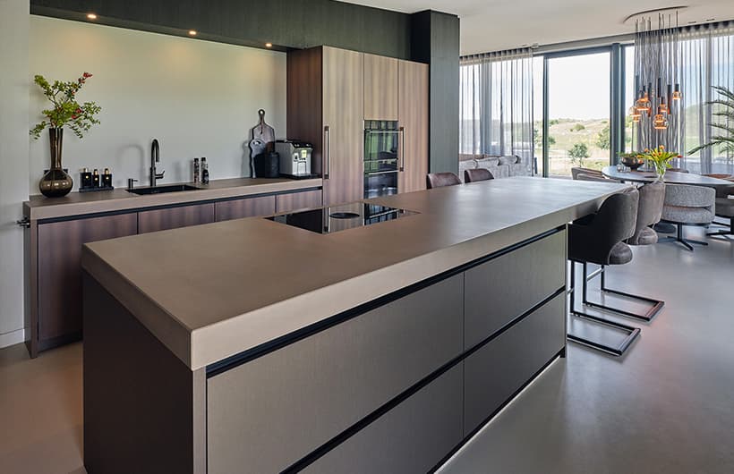 Tulp-woonkeuken-mat-zwart-met-kookeiland-en-bar.jpg