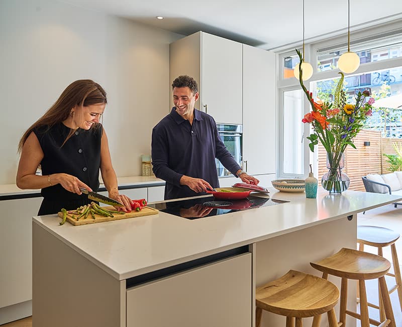 Stel-dat-samen-kookt-in-moderne-beige-eilandkeuken.jpg