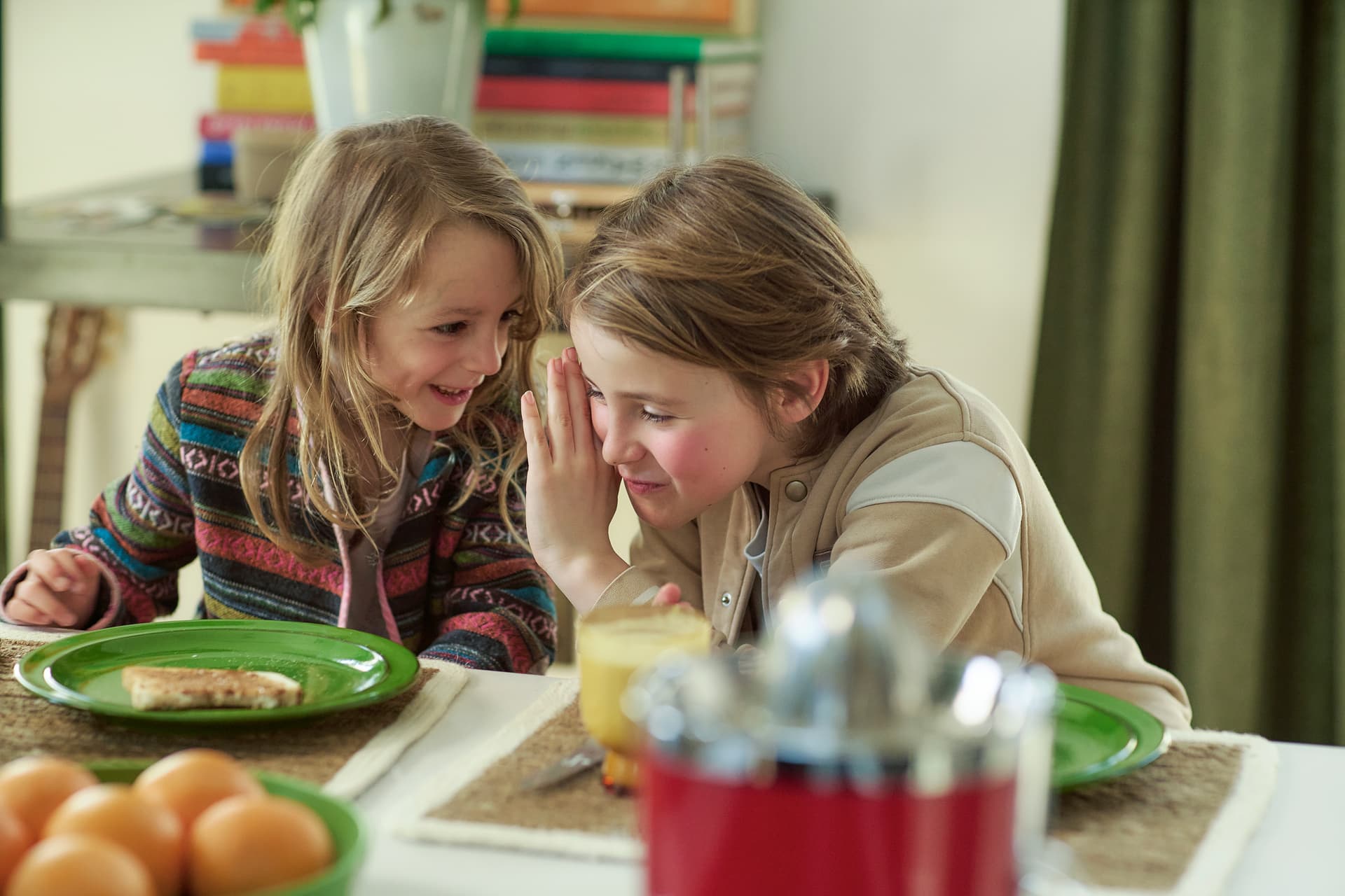 Kinderen-fluisteren-Vroege-Vogels-DSC01255.jpg Gezin in keuken